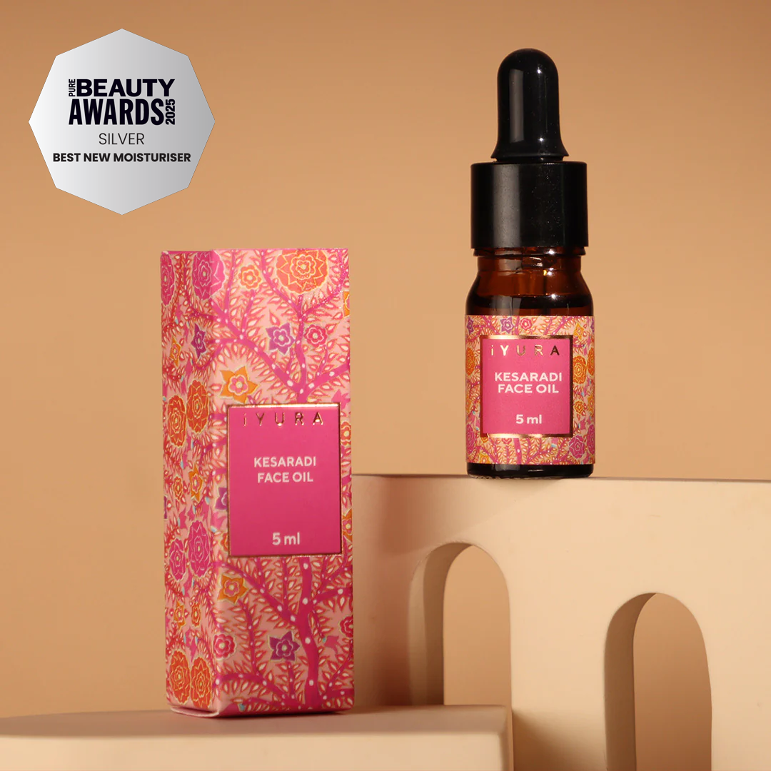 Aceite Mini Kesaradi Daily Glow: la mezcla exclusiva de iYURA de azafrán precioso + rosa + cúrcuma + 16 hierbas ayurvédicas.